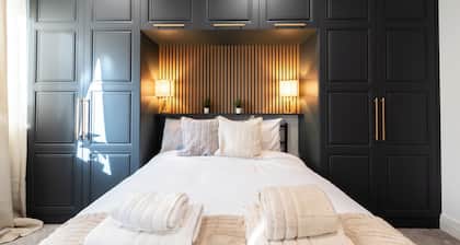 Open Mind Property- 6BR Home, Hot Tub & Free Parking