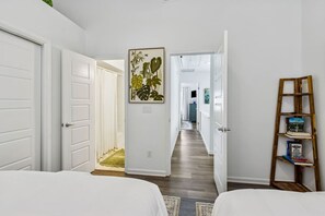 Tabla de planchar con plancha, wifi y ropa de cama 