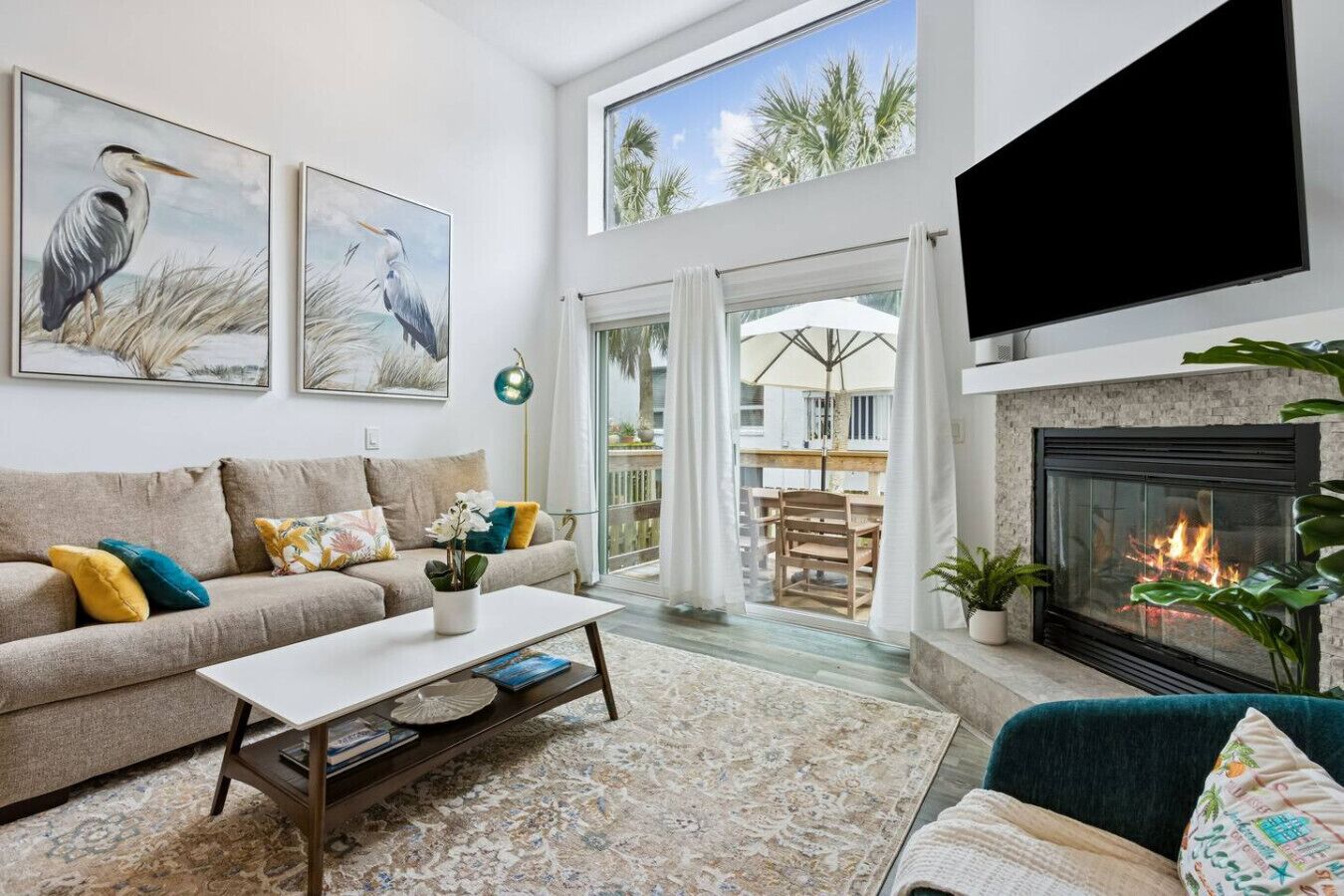 Televisión y chimenea 