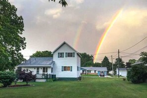 Exterior - Cozy Downtown Cottage Near Beach and Pier (East Tawas)