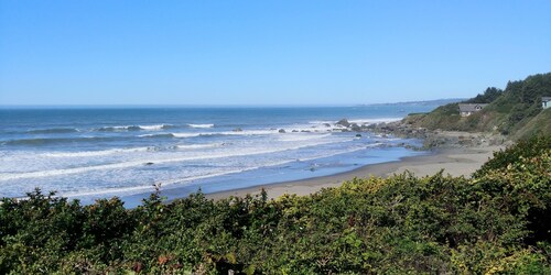 Coastal Calm-New Home Near Beach, town & Redwoods