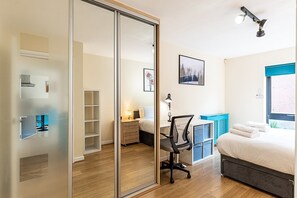 2 bedrooms, desk, iron/ironing board, Internet - Bow Retreat Near Victoria Park (London)