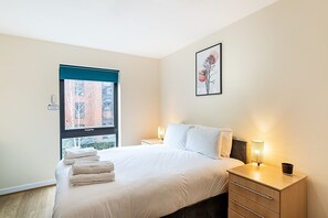 2 bedrooms, desk, iron/ironing board, Internet - Bow Retreat Near Victoria Park (London)