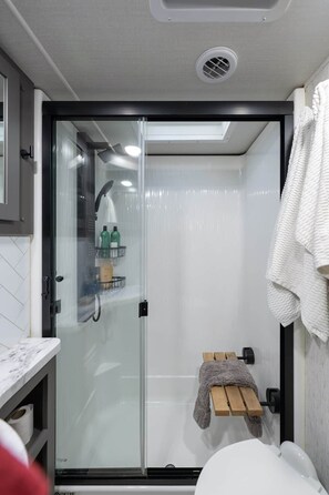 Sèche-cheveux, serviettes fournies