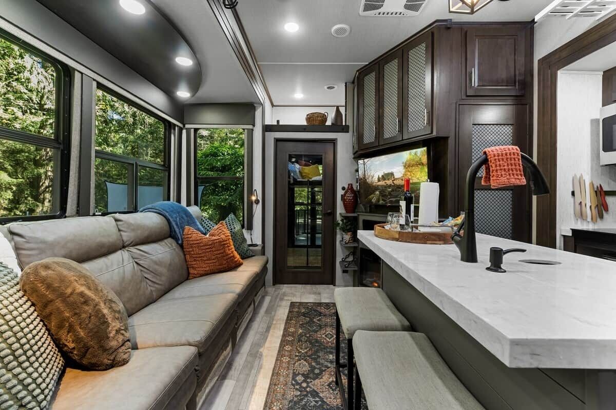 Télévision, cheminée, chaîne hi-fi