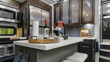 Kjøleskap, mikrobølgeovn, ovn og kokeplater