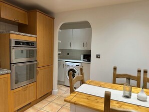 Fridge, microwave, oven, stovetop - Cosy Home Away From Home (Oxfordshire)