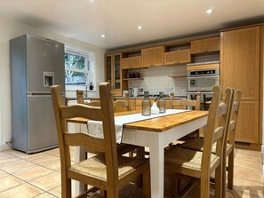 Fridge, microwave, oven, stovetop - Cosy Home Away From Home (Oxfordshire)