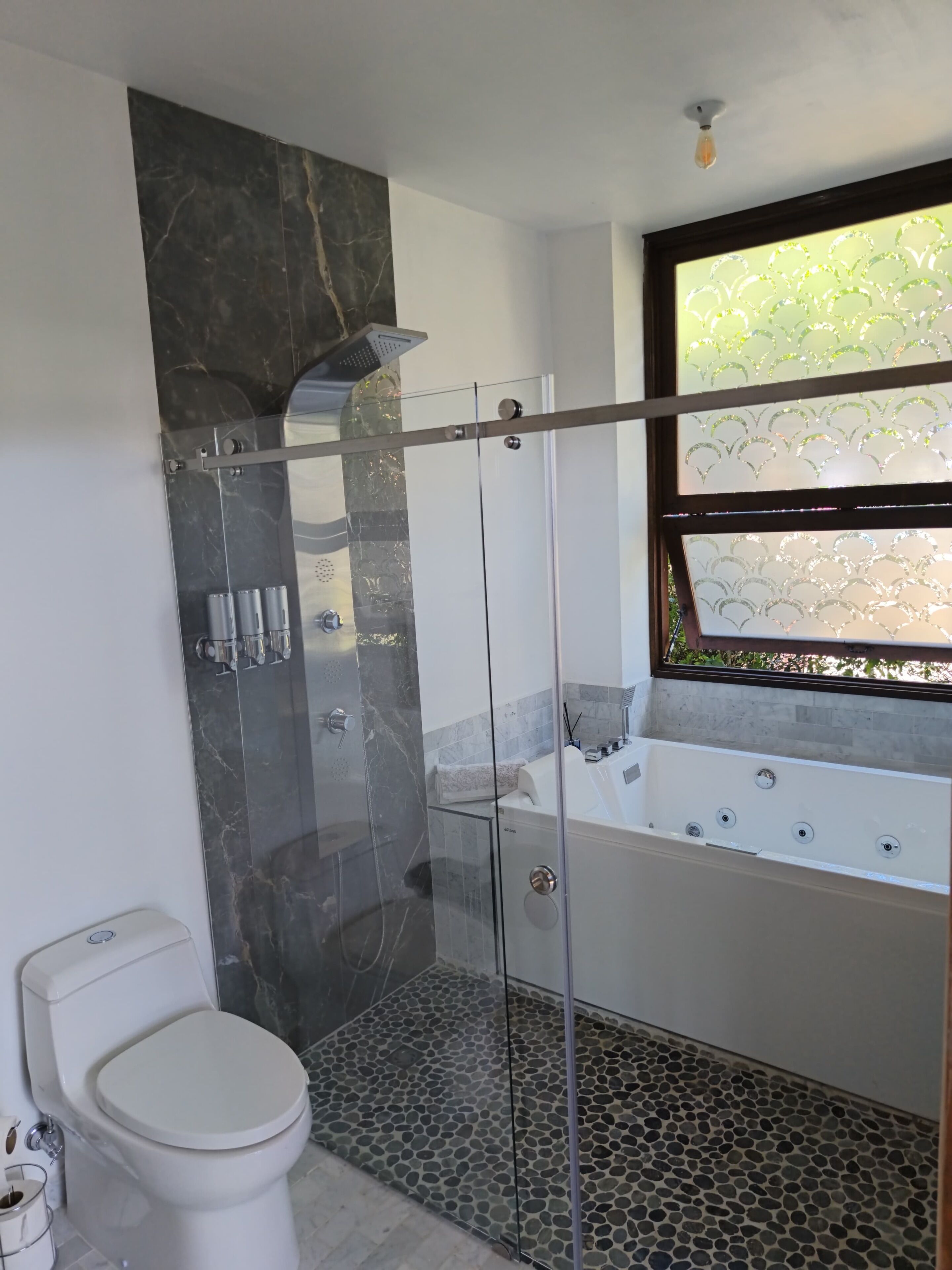 Camera Junior, balcone, vista montagna | Bagno | Set di cortesia gratuito, asciugacapelli, asciugamani, sapone