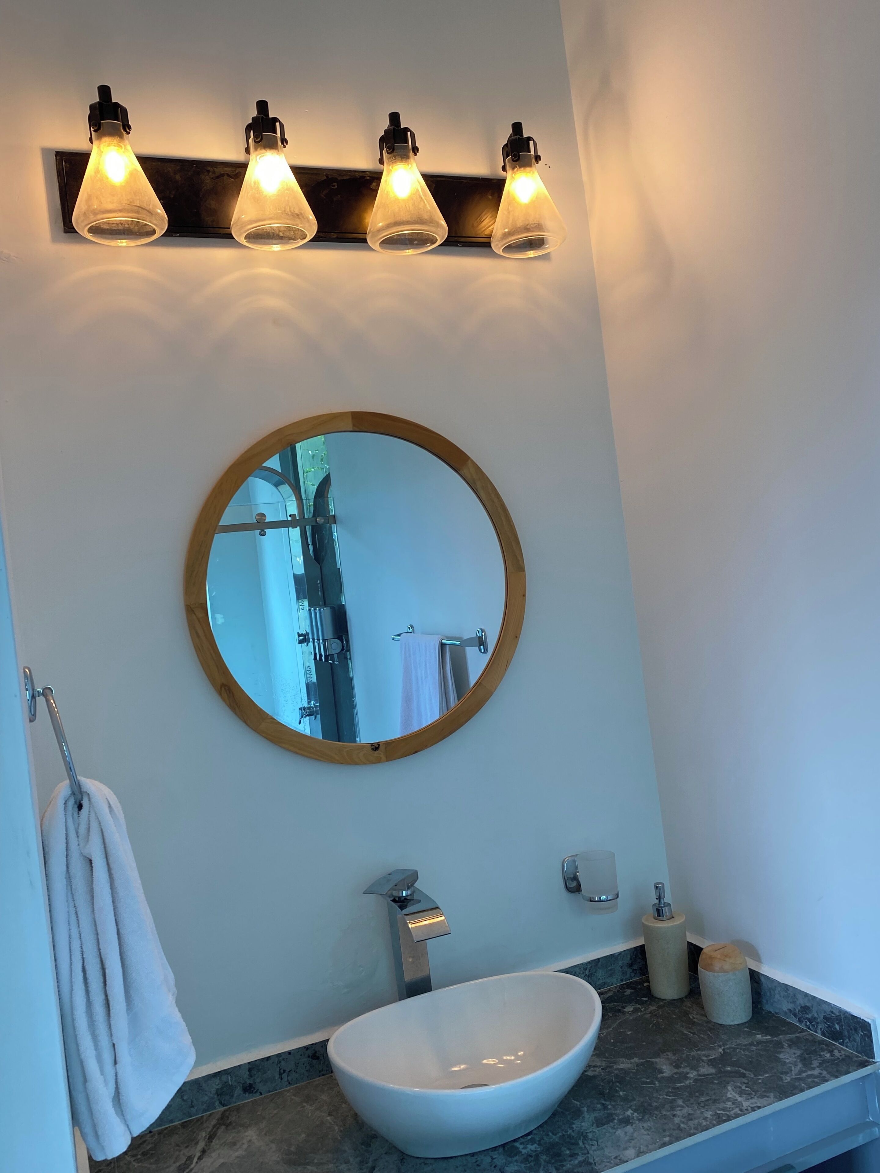 Rom – junior, balkong, fjellutsikt | Bad | Toalettartikler (inkludert), hårføner, håndklær og såpe