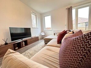 Una televisión, una chimenea