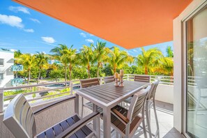 Outdoor dining - Oceanview 2B Condo at the Ocean Place-3C (Miami Beach)