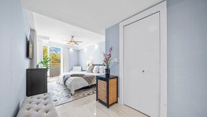 Un dormitorio moderno con cama, mesita de noche y vistas al exterior.