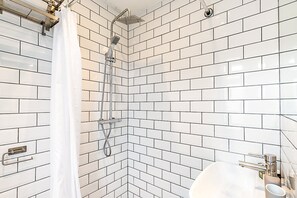 Shower - Modern South Wimbledon Retreat (London)