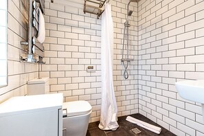 Shower - Modern South Wimbledon Retreat (London)