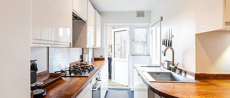 冷蔵庫、電子レンジ、食器洗い機、コーヒー / ティーメーカー