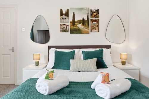 Spacious 1-Bed | Town Centre | Free Parking