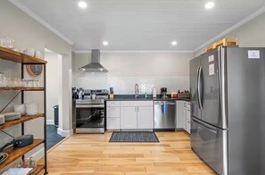 ثلاجة، ميكروويف، فرن، موقد طهي مسطح