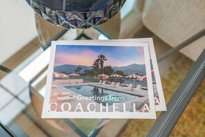 45 inci sebuah televisyen pintar dengan digital 