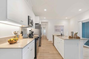 Suite, 4 Bedrooms | Dapur peribadi | Peti sejuk/penyejuk beku saiz penuh, ketuhar gelombang mikro, ketuhar 