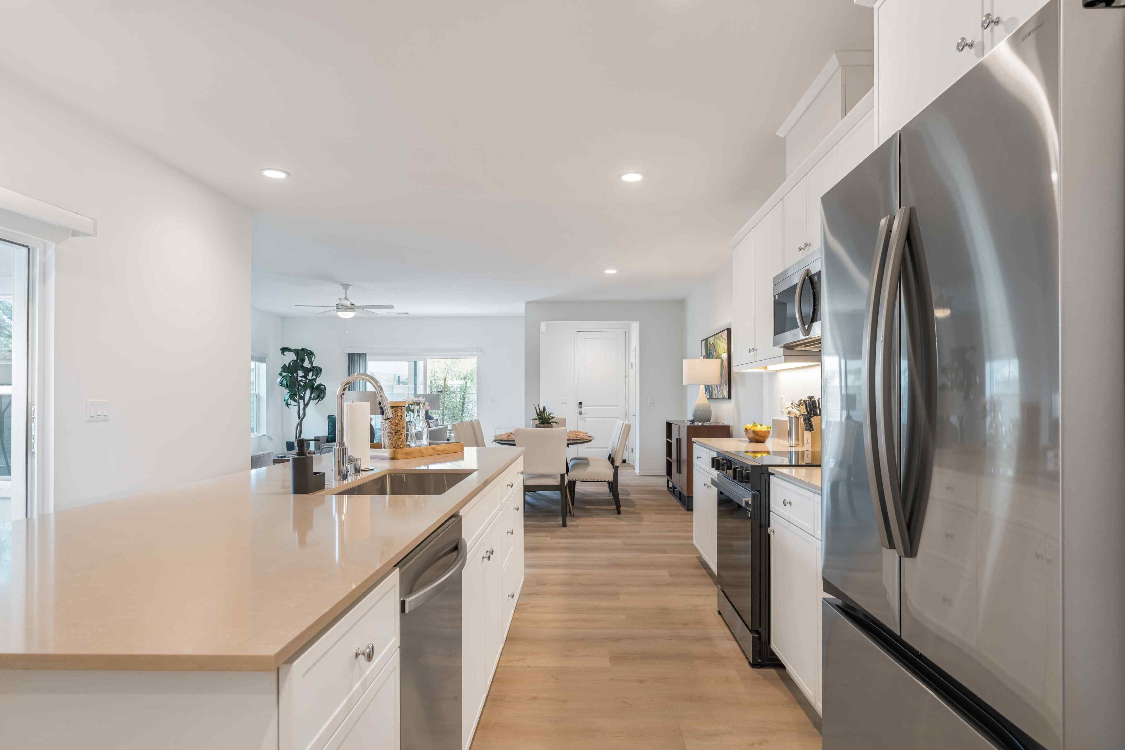 Suite, 4 Bedrooms | Dapur peribadi | Peti sejuk/penyejuk beku saiz penuh, ketuhar gelombang mikro, ketuhar 