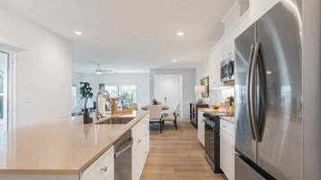 Suite, 4 Bedrooms | Dapur peribadi | Peti sejuk/penyejuk beku saiz penuh, ketuhar gelombang mikro, ketuhar