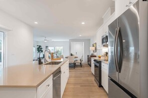 Suite, 4 Bedrooms | Dapur peribadi | Peti sejuk/penyejuk beku saiz penuh, ketuhar gelombang mikro, ketuhar 