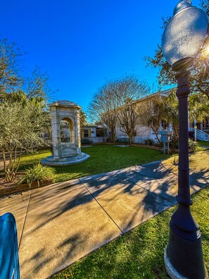Property grounds - Ball Street Retreat steps away from Beach,Bars & Cruises (Galveston)