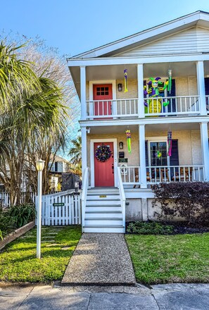 Exterior - Ball Street Retreat steps away from Beach,Bars & Cruises (Galveston)