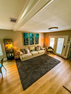 TV - Ball Street Retreat steps away from Beach,Bars & Cruises (Galveston)