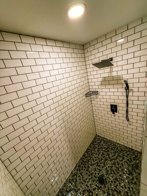 Shower, hair dryer, towels, soap - Ball Street Retreat steps away from Beach,Bars & Cruises (Galveston)