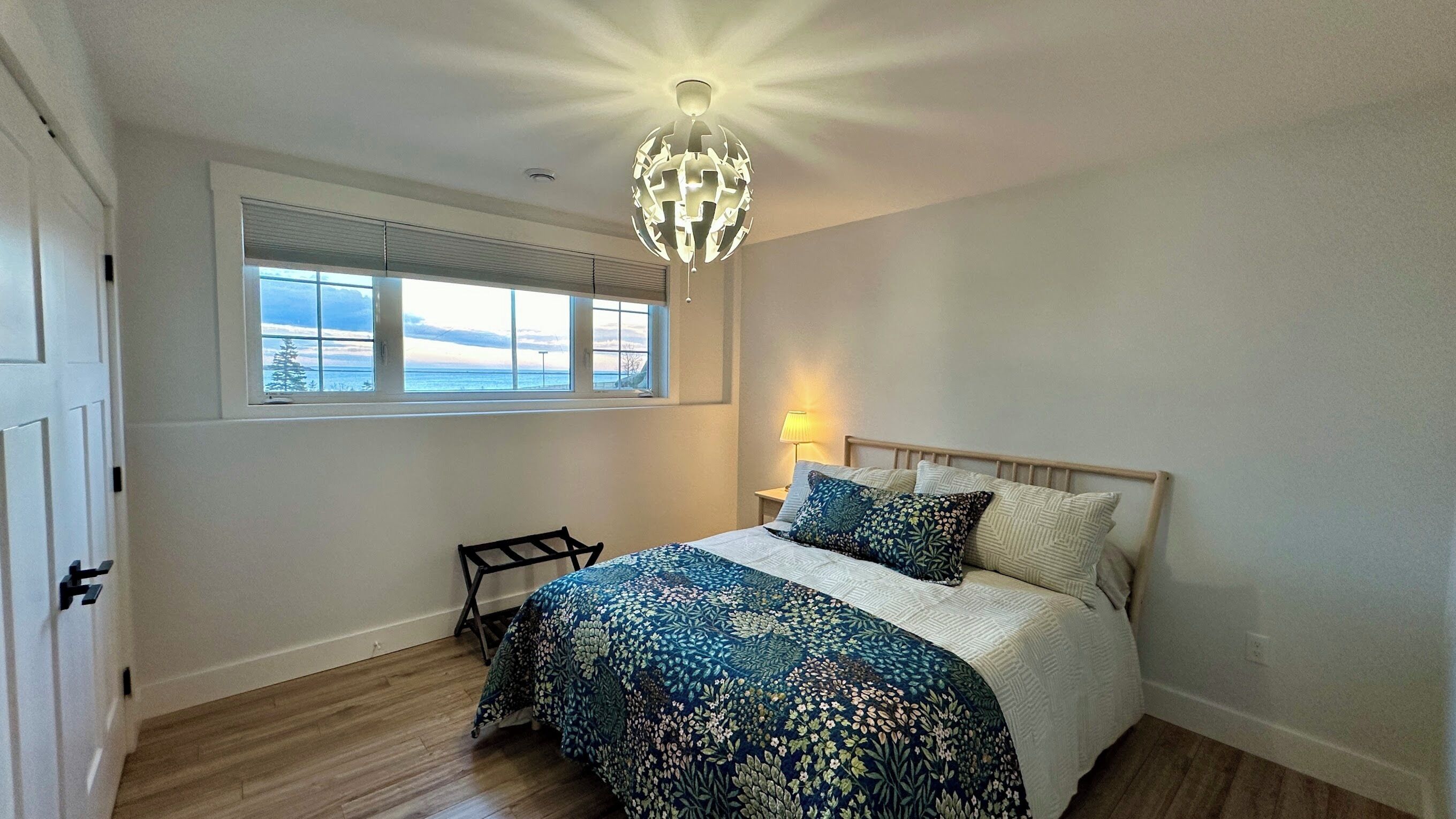 4 habitaciones, tabla de planchar con plancha, internet y ropa de cama 