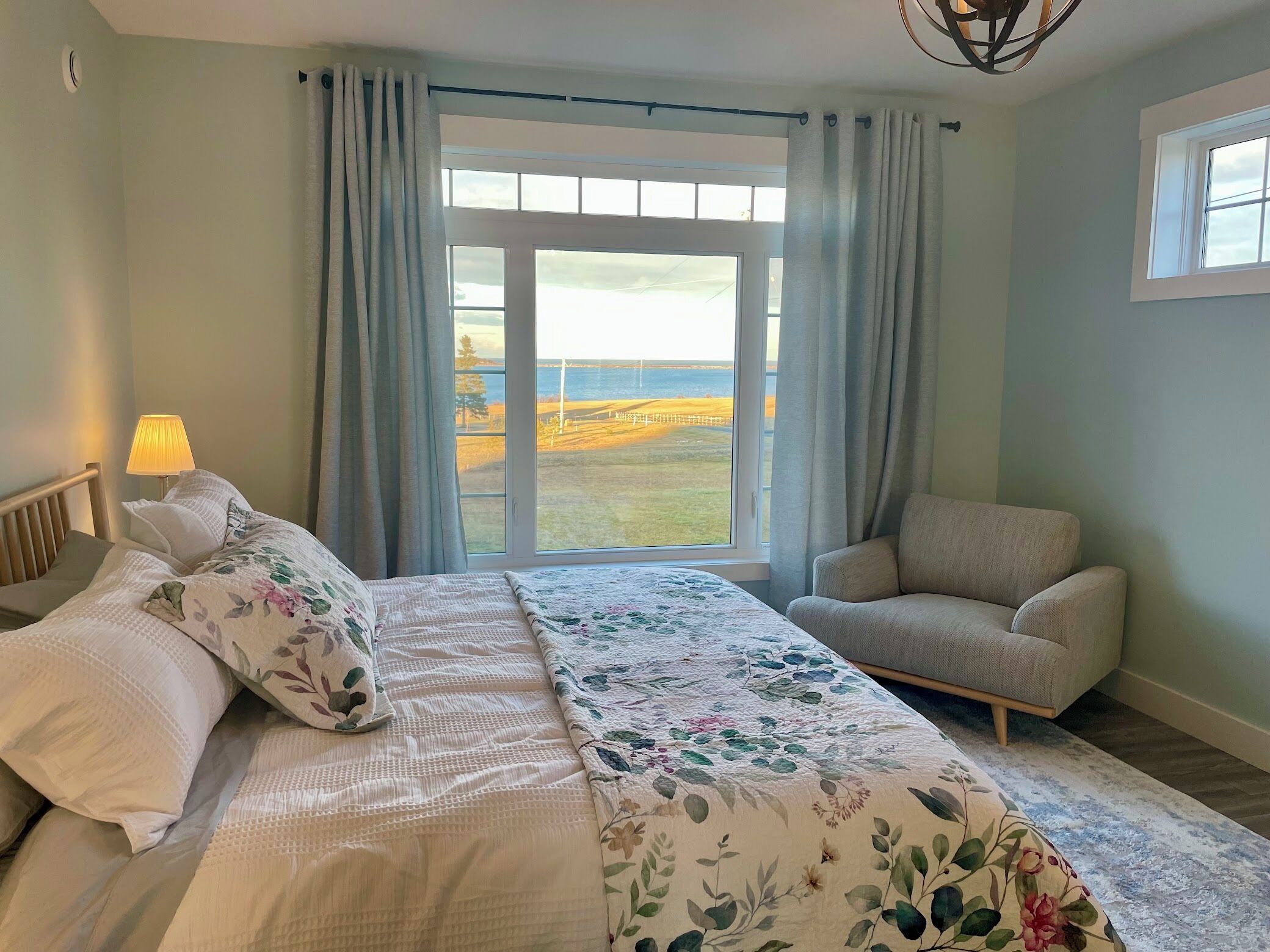 4 dormitorios, tabla de planchar con plancha, Internet y ropa de cama