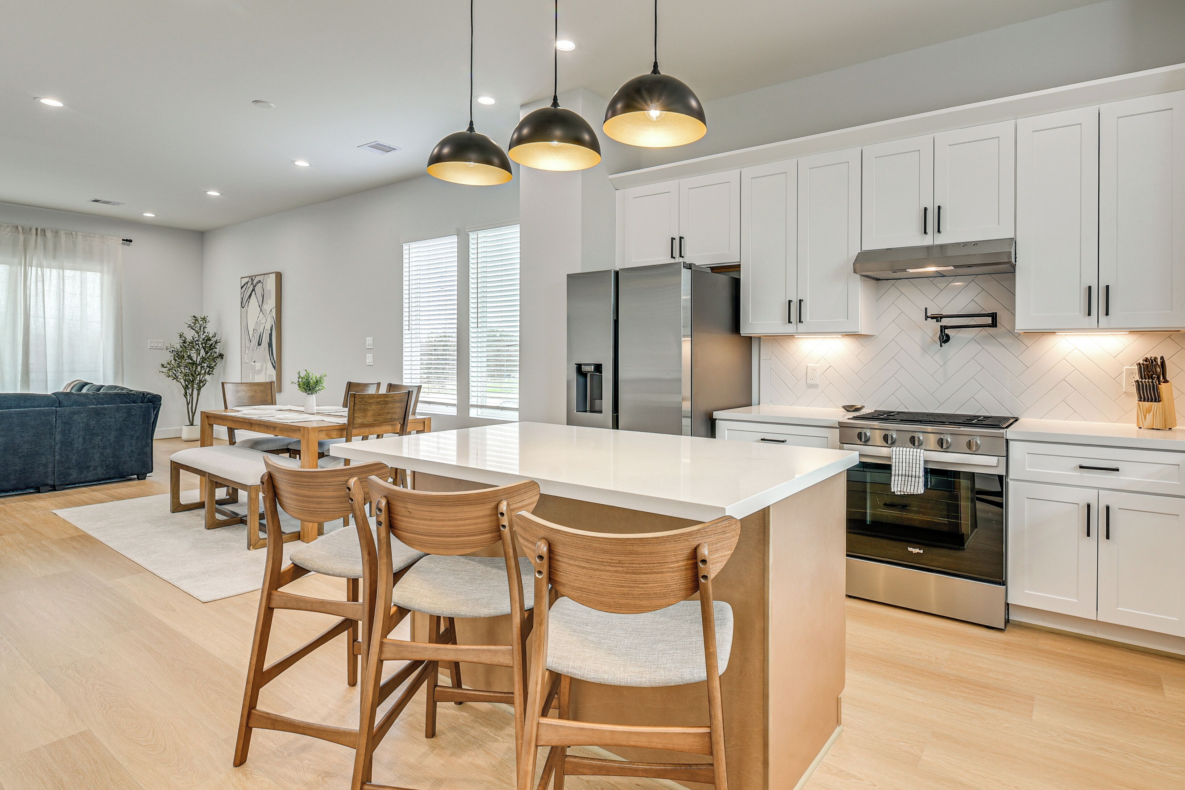 Kjøleskap, mikrobølgeovn, kokeplater og oppvaskmaskin