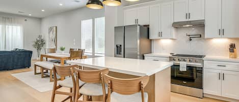 Fridge, microwave, stovetop, dishwasher