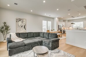 TV - Near NRG Stadium: Group-Friendly Home Base! (Houston)