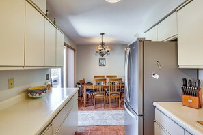 Fridge, microwave, stovetop, dishwasher - Desert Oasis w/ Hot Tub! 6 Mi to Lake Havasu (Lake Havasu City)