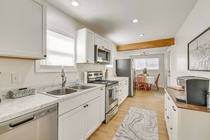 Kylskåp, mikrovågsugn, spishäll och diskmaskin