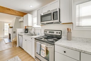 Réfrigérateur, micro-ondes, plaque de cuisson, lave-vaisselle