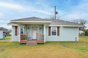 Exterior - Fully Updated & Convenient! Baytown Home Near Dtwn (Baytown)