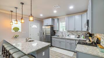 Geladeira, micro-ondas, cooktop, cafeteira/chaleira