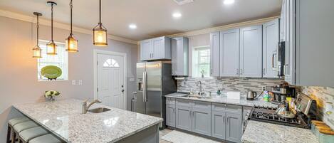 Refrigerador, microondas, parrilla de estufa y cafetera y tetera