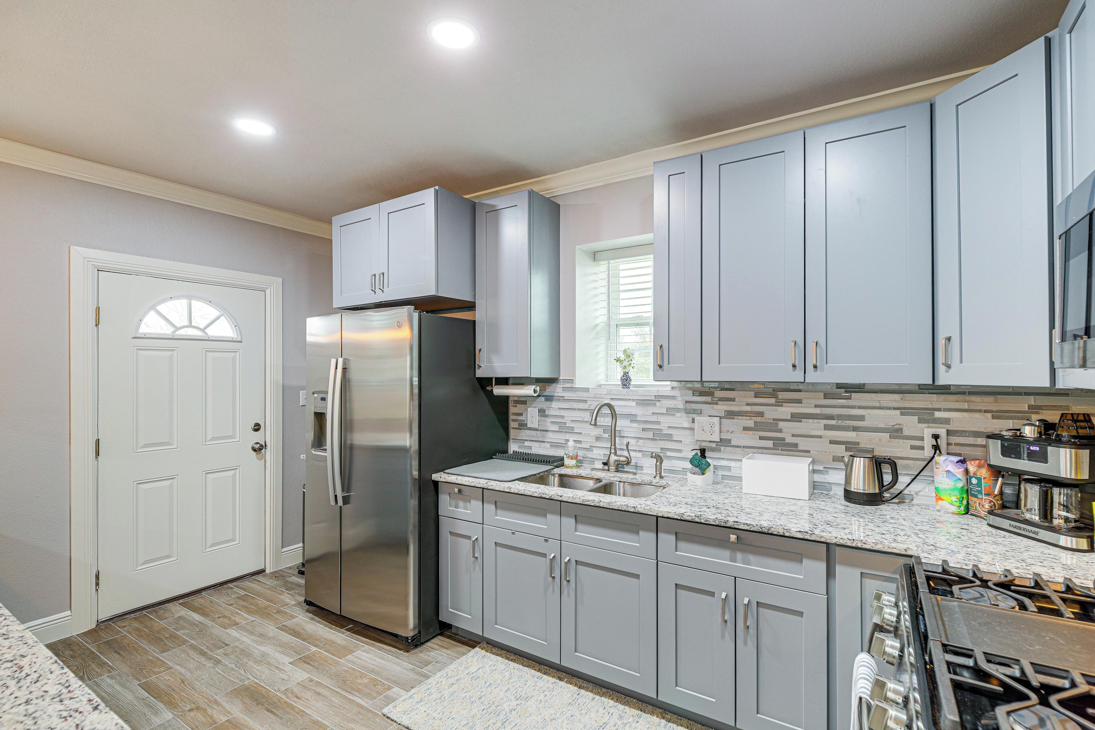 Kühlschrank, Mikrowelle, Herdplatte, Wasserkocher mit Kaffee-/Teezubehör