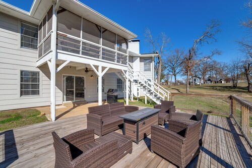 Lakeside Retreat: Large Spacious Home w/ Game Room