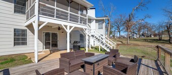 Lakeside Retreat: Large Spacious Home w/ Game Room