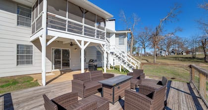 Lakeside Retreat: Large Spacious Home w/ Game Room