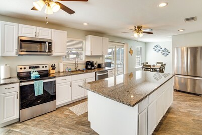 Lakeside Retreat: Large Spacious Home w/ Game Room