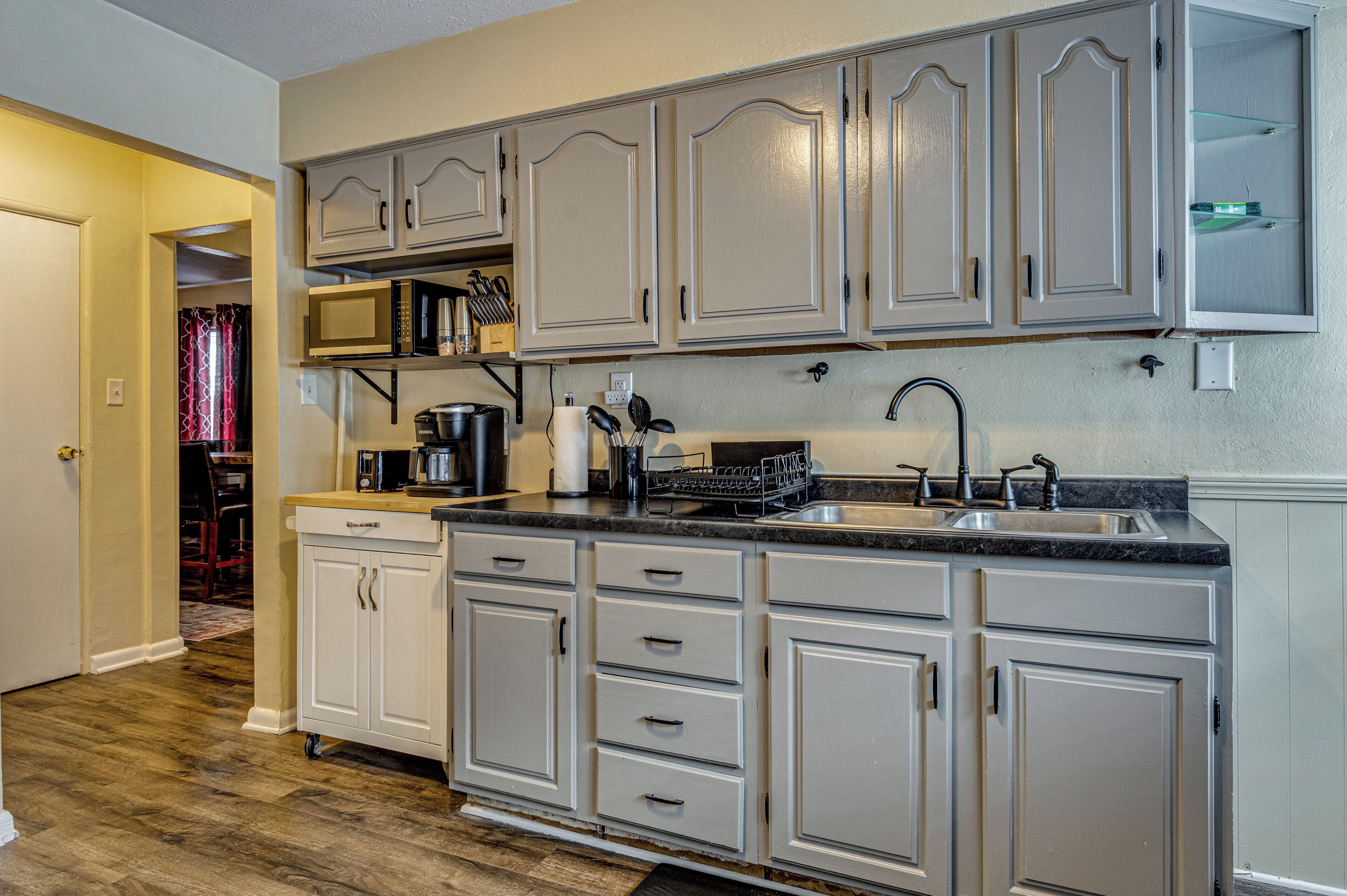 Réfrigérateur, micro-ondes, plaque de cuisson, cafetière/bouilloire