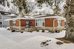 Exterior - 4 Mi to Dtwn Indy! Couple’s Retreat in Crown Hill (Indianapolis)