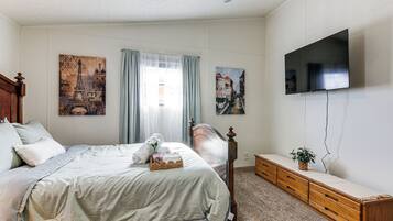 3 bedrooms, iron/ironing board, Internet, bed sheets